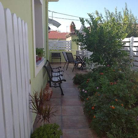 Granny'S Home Roussopoulio Esterno foto
